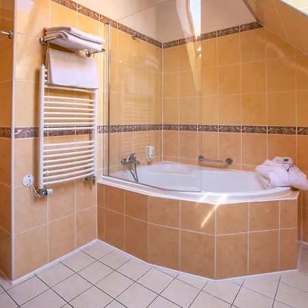 Darovanský Dvůr - Wellness&golf 4*
